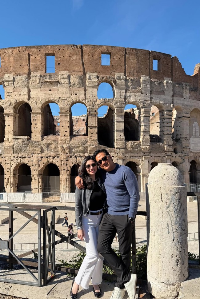 Andre dan Amanda juga tampak berkunjung ke Colosseum, Roma. Pose di depan ikon Roma, keduanya kembali memperlihatkan kemesraan mereka.&nbsp;Foto: Instagram/@andreastaulany