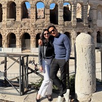 Andre dan Amanda juga tampak berkunjung ke Colosseum, Roma. Pose di depan ikon Roma, keduanya kembali memperlihatkan kemesraan mereka.&nbsp;Foto: Instagram/@andreastaulany