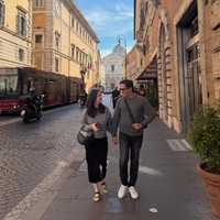 Salah satu momen memperlihatkan gaya kompak dan serasi Amanda dan Andre. Keduanya tampil dalam balutan atasan abu-abu dipadukan bawahan hitam.&nbsp;Foto: Instagram/@andreastaulany