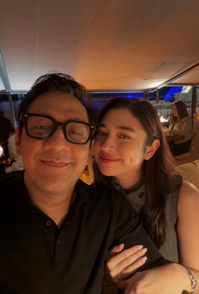 Meski memiliki jarak usia yang cukup jauh namun keduanya terlihat kompak. Amanda diketahui lahir pada tahun 1992, sementara Andre pada tahun 1974.&nbsp;Foto: Instagram/@andreastaulany