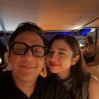 Meski memiliki jarak usia yang cukup jauh namun keduanya terlihat kompak. Amanda diketahui lahir pada tahun 1992, sementara Andre pada tahun 1974.&nbsp;Foto: Instagram/@andreastaulany