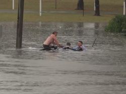 Video Reporter Australia Selamatkan Pria dari Mobil yang Tenggelam di Banjir