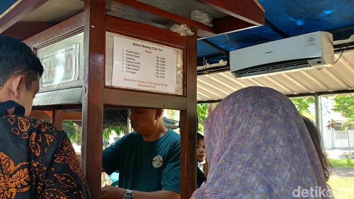 Bakso Cak To Surabaya yang memasang AC di lapak outdoor