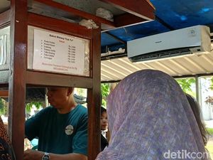 Unik! Warung Bakso di Surabaya Ini Lapaknya Outdoor Tapi Dipasangi AC