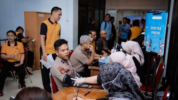 Bidhumas Polda Metro Jaya menggelar donor darah dalam rangka memperingati Hari Jadi Ke-75 Humas Polri yang diikuti 185 peserta. (dok istimewa)
