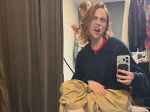 Billie Eilish Flex Haircut Baru, Netizen: New Hair, New Album!