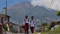 Maraknya karhutla musim ini juga merembet ke kawasan pegunungan, salah satunya di Gunung Sumbing, Jawa Tengah, yang terbakar hingga 140 hektare sepanjang pertengahan hingga pekan ketiga Oktober 2026. Kebakaran di Kecamatan Kalikajar dan Kajoran ini memicu penutupan seluruh jalur pendakian, meski 160 pendaki berhasil dievakuasi dengan selamat. ANTARA FOTO/Anis Efizudin Maraknya karhutla musim ini juga merembet ke kawasan pegunungan, salah satunya di Gunung Sumbing, Jawa Tengah, yang terbakar hingga 140 hektare sepanjang pertengahan hingga pekan ketiga Oktober 2026. Kebakaran di Kecamatan Kalikajar dan Kajoran ini memicu penutupan seluruh jalur pendakian, meski 160 pendaki berhasil dievakuasi dengan selamat. ANTARA FOTO/Anis Efizudin