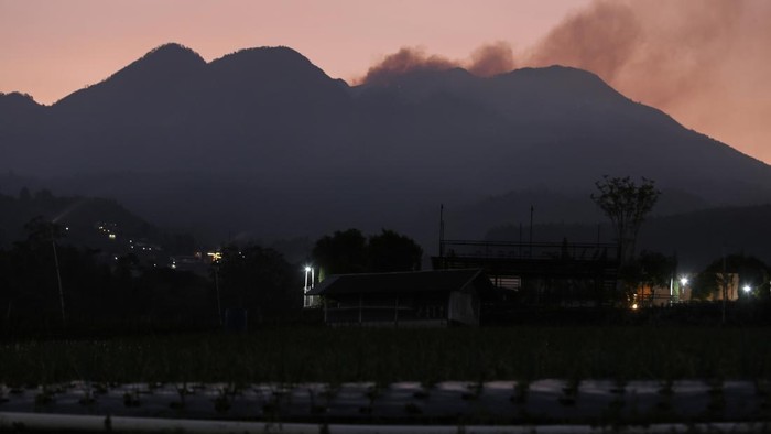 Bingkai Sepekan: Puncak Krisis Karhutla hingga Gejolak Pasar Saham Kepulan asap kebakaran hutan dan lahan (Karhutla) Gunung Lawu terpantau dari Segoro Gunung, Karanganyar, Jawa Tengah, Selasa (20/10/2026). Pemerintah Kabupaten (Pemkab) Karanganyar menetapkan status tanggap darurat kebakaran hutan dan lahan (karhutla) di kawasan lereng Gunung Lawu selama 14 hari sejak Sabtu (17/10) untuk mempercepat penanganan kebakaran, sementara berdasarkan data terakhir Badan Penanggulangan Bencana Daerah (BPBD) Karhutla Gunung Lawu yang terbakar mencapai 130 hektare. ANTARA FOTO/Maulana Surya/nz *** Local Caption ***