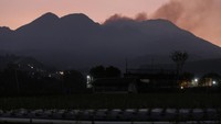 Kondisi serupa terjadi di Gunung Lawu akibat paparan kemarau ekstrem dan angin kencang yang dengan cepat membakar vegetasi savana serta semak kering. Pengelola kawasan Perhutani pun mengambil langkah tegas dengan menutup total seluruh akses rute pendakian demi keselamatan. ANTARA FOTO/Maulana Surya Kondisi serupa terjadi di Gunung Lawu akibat paparan kemarau ekstrem dan angin kencang yang dengan cepat membakar vegetasi savana serta semak kering. Pengelola kawasan Perhutani pun mengambil langkah tegas dengan menutup total seluruh akses rute pendakian demi keselamatan. ANTARA FOTO/Maulana Surya