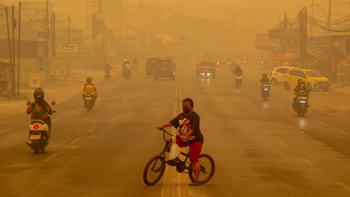 Bingkai Sepekan: Puncak Krisis Karhutla hingga Gejolak Pasar Saham A cyclist crosses a road as haze from wildfires shrouds the area in Palangka Raya, Central Kalimantan province, Indonesia, October 23, 2026. REUTERS/Arief Rahman Septian Prathama