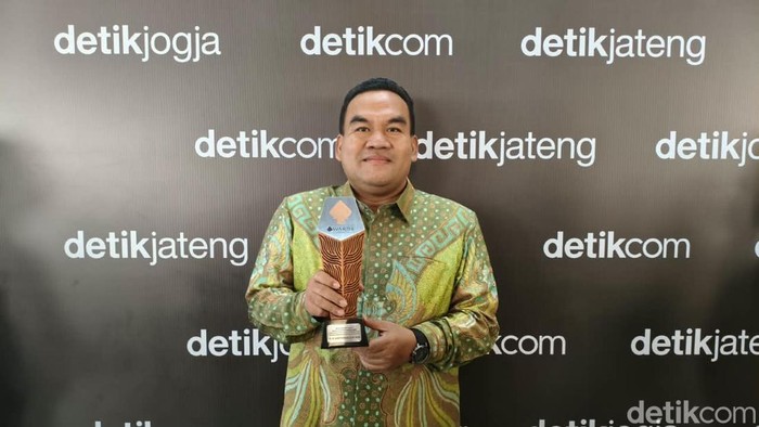 Bupati Blora Arief Rohman, saat menerima penghargaan detikJateng-Jogja Award 2026 kategori Penggerak Kedaulatan Pangan, di Nusantara Ballroom, KEK Industropolis Batang, Jumat (23/10/2026).