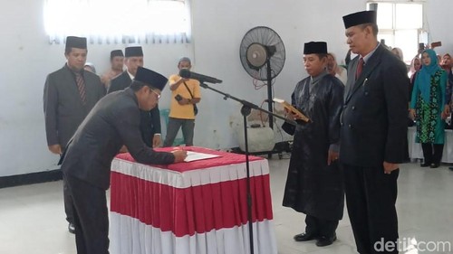 Bupati Dompu Bambang Firdaus melantik Kadisdikpora Dompu Rifaid sebagai penjabat Pj Sekda Dompu di Gedung PPK Dompu, Jumat (23/10/2026). (Foto: Faruk/detikBali)