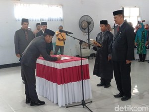Bambang Firdaus Lantik Kadisdikpora Dompu Jadi Pj Sekda