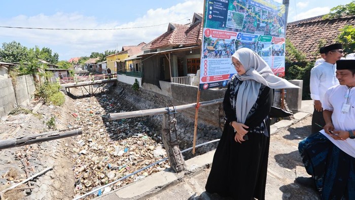 Bupati Ipuk saat sidak di Sungai Kalimat Banyuwangi