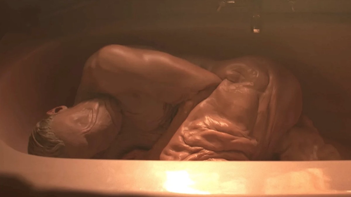 映画『Clayface』に登場する、泥に覆われた人物の姿