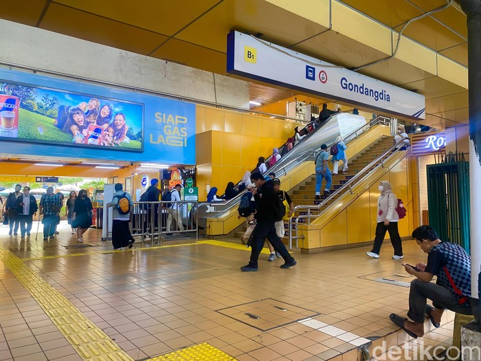 Cuma 100 Meter dari Stasiun Gondangdia, Ada Sop Buntut Langganan Purbaya