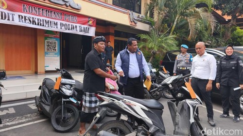 I Kadek Budiana saat mengecek sepeda motornya yang sebelumnya dicuri, Jumat (23/10/2026).