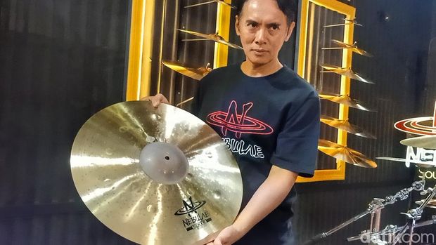 Cymbal Nebulae Proses produksi Cymbal Nebulae di Kampung Tenjolaya, Desa Ciluncat, Kecamatan Cangkuang, Kabupaten Bandung