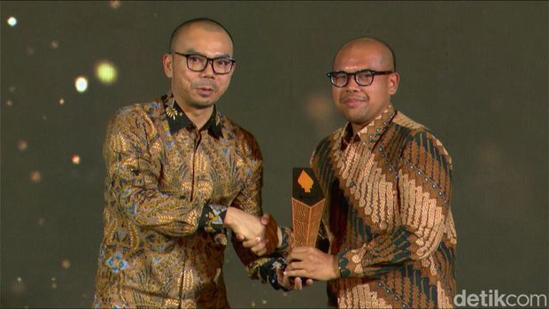 detikJateng-Jogja Awards 2026 Bupati Batang M Faiz Kurniawan (kanan) saat menerima penghargaan detikJateng-Jogja Awards 2026 dari Wakil Pemimpin Redaksi detikcom Fajar Pratama di Nusantara Ballroom, KEK Industropolis Batang, Jumat (23/10/2026).