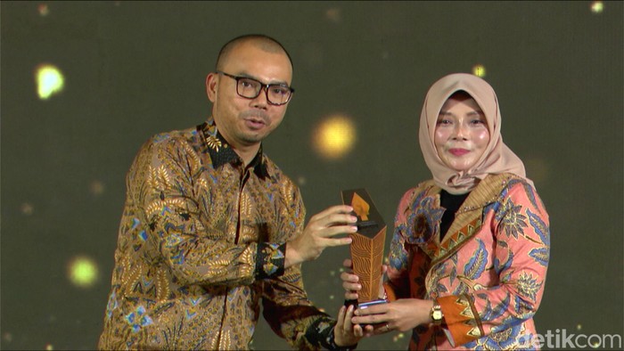 Dirut RSUD Merah Putih dr Leli Puspitowati saat menerima penghargaan detikJateng-Jogja Awards 2026 dari Wakil Pemimpin Redaksi detikcom Fajar Pratama di KEK Industropolis Batang, Jumat (23/10/2026).