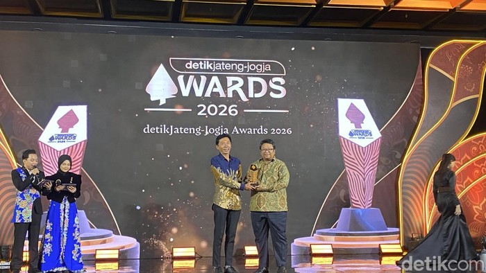 Manager Stakeholder Relations Central, PT HM Sampoerna Tbk., Kukuh Dwi Kristianto, menerima penghargaan detikJateng-detikJogja Awards 2026 di Nusantara Ballroom, KEK Industropolis Batang, Jumat (23/10/2026).