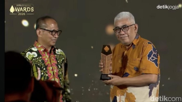 Wakil Ketua DPRD Jateng Mohammad Saleh diwakili Firdaus Adi Nugroho selaku staf ahli saat menerima detikJateng-Jogja Awards 2026 di Nusantara Ballroom KEK Industropolis Batang, Jumat (23/10/2026).