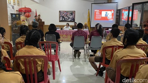 DinsosKota Denpasar menggelar kegiatan bertajuk Veteran Bercerita di Gedung Merdeka Legiun Veteran Republik Indonesia (LVRI), Denpasar, Bali, Jumat (23/10/2026). (Foto:Izzul Wafa/detikBali)