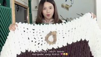 Diva membuat selimut yang dia sulam sendiri untuk Na Daehoon. Foto: Instagram @daehoon_na