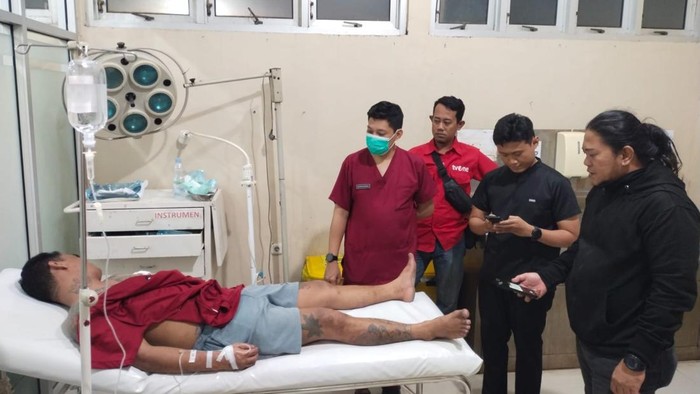 Dua pemuda di Bone terlibat cekcok saat live TikTok, berujung duel menggunakan senjata tajam.