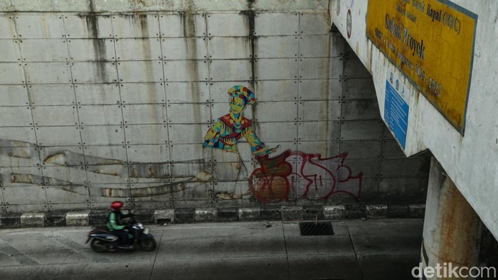 Duh, Plat Ornamen di Underpass Bulak Kapal Bekasi Hilang Sejumlah plat ornamen di Underpass Bulak Kapal, Kota Bekasi, terlihat hilang dari bagian fasilitas tersebut. Kondisi ini menjadi perhatian karena ornamen merupakan bagian dari pelengkap infrastruktur di kawasan itu.