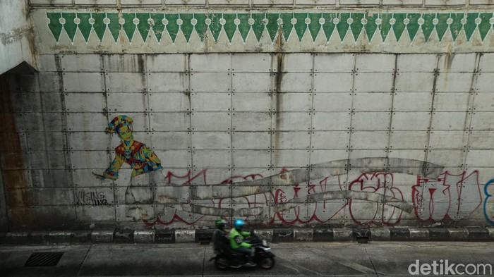 Duh, Plat Ornamen di Underpass Bulak Kapal Bekasi Hilang Sejumlah plat ornamen di Underpass Bulak Kapal, Kota Bekasi, terlihat hilang dari bagian fasilitas tersebut. Kondisi ini menjadi perhatian karena ornamen merupakan bagian dari pelengkap infrastruktur di kawasan itu.