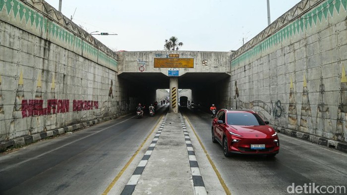 Duh, Plat Ornamen di Underpass Bulak Kapal Bekasi Hilang Sejumlah plat ornamen di Underpass Bulak Kapal, Kota Bekasi, terlihat hilang dari bagian fasilitas tersebut. Kondisi ini menjadi perhatian karena ornamen merupakan bagian dari pelengkap infrastruktur di kawasan itu.