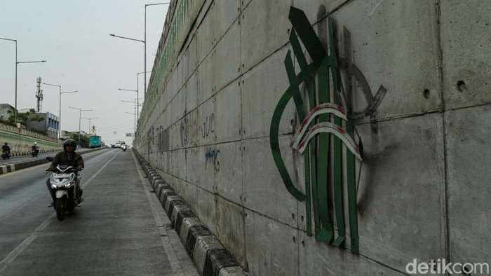 Duh, Plat Ornamen di Underpass Bulak Kapal Bekasi Hilang Sejumlah plat ornamen di Underpass Bulak Kapal, Kota Bekasi, terlihat hilang dari bagian fasilitas tersebut. Kondisi ini menjadi perhatian karena ornamen merupakan bagian dari pelengkap infrastruktur di kawasan itu.