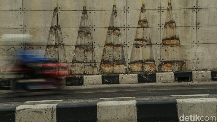 Sejumlah plat ornamen di Underpass Bulak Kapal, Kota Bekasi, terlihat hilang dari bagian fasilitas tersebut. Kondisi ini menjadi perhatian karena ornamen merupakan bagian dari pelengkap infrastruktur di kawasan itu.