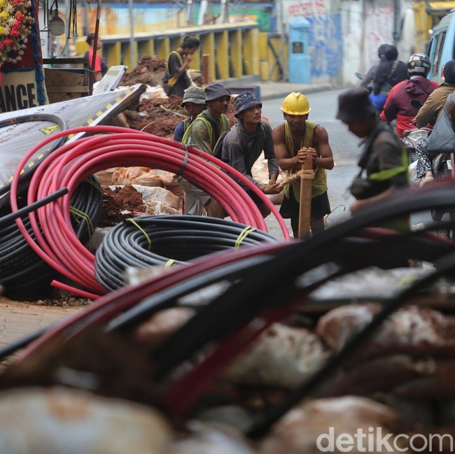 Galian Kabel dan Revitalisasi Trotoar Palmerah Bikin Jalan Menyempit