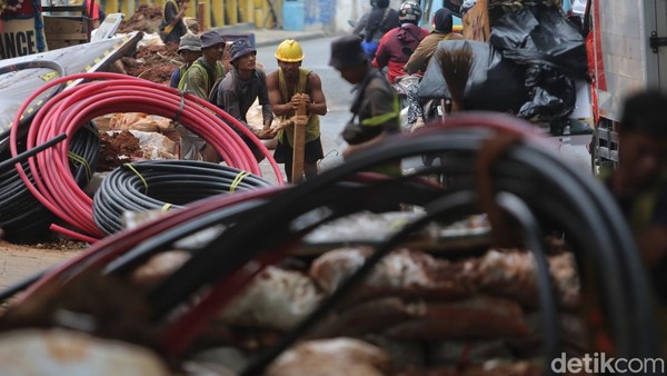 Galian Kabel dan Revitalisasi Trotoar Palmerah Bikin Jalan Menyempit