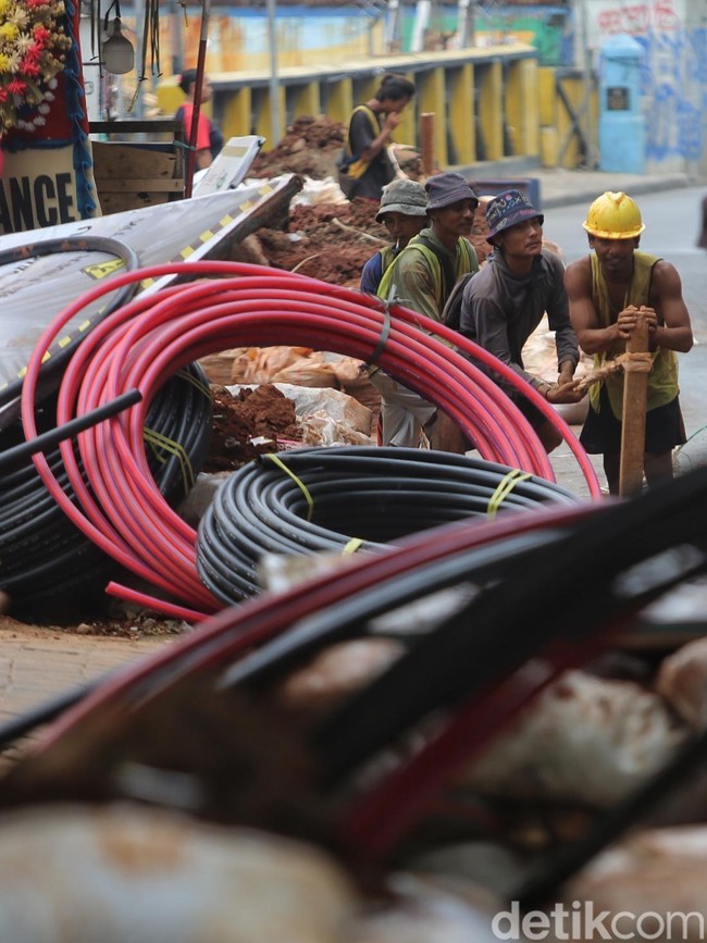 Galian Kabel dan Revitalisasi Trotoar Palmerah Bikin Jalan Menyempit