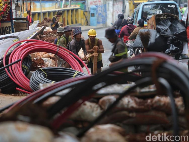 Galian Kabel dan Revitalisasi Trotoar Palmerah Bikin Jalan Menyempit