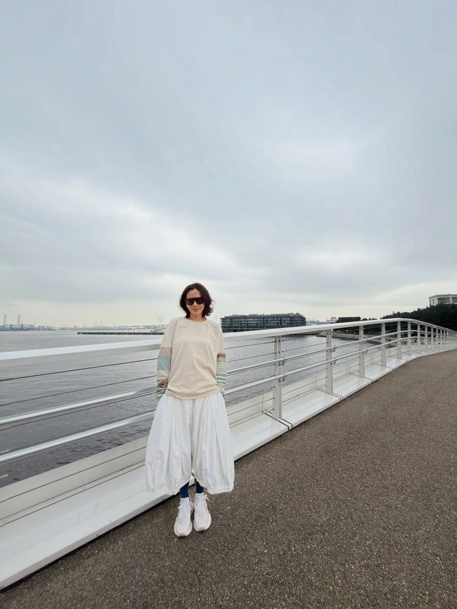 Ada pula gaya Son Ye Jin memakai sweater longgar krem bermotif garis-garis, yang dipadukan dengan celana kulot putih dan sneakers senada. Komentar yang berdatangan menyebut imejnya terlihat seperti “tante-tante.” Foto: dok. Instagram @yejinhand
