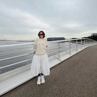 Ada pula gaya Son Ye Jin memakai sweater longgar krem bermotif garis-garis, yang dipadukan dengan celana kulot putih dan sneakers senada. Komentar yang berdatangan menyebut imejnya terlihat seperti “tante-tante.” Foto: dok. Instagram @yejinhand
