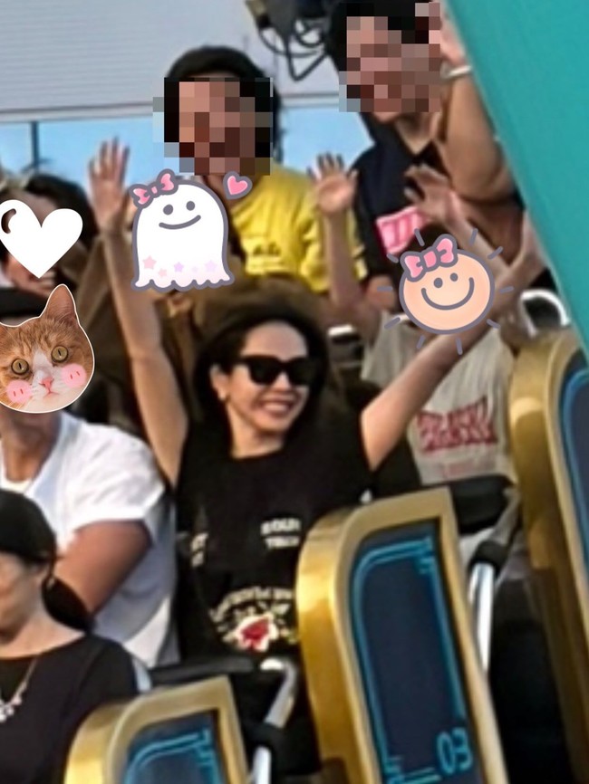 Tak disangka, pilihan gaya Son Ye Jin untuk tampil kasual dan nyaman justru memicu komentar miring dari netizen. Banyak netizen yang menilai dirinya kurang stylish meski seorang publik figur. Foto: dok. Instagram @yejinhand