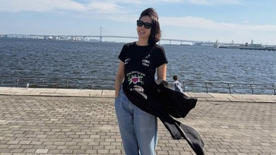 Gaya Busana Son Ye Jin Liburan ke Jepang Dikritik Netizen Kurang Stylish