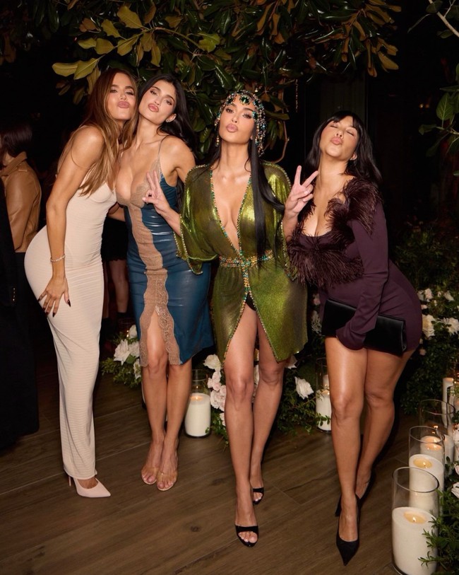 Untuk penampilan kali ini, Kim juga memakai headpiece berhias payet dan kristal merah, ditambah kalung panjang warna senada. Foto: Instagram/@kimkardashian