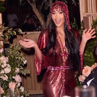 Kim memadukan busananya dengan headpiece berwarna senada serta strap heels hitam. Foto: Instagram/@kimkardashian