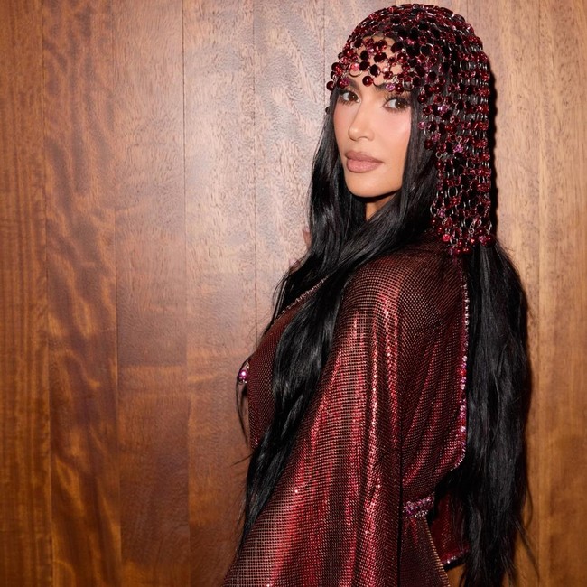 Gaya Kim Kardashian Rayakan Ultah Ke-46, Seksi Pakai Kaftan Mini
