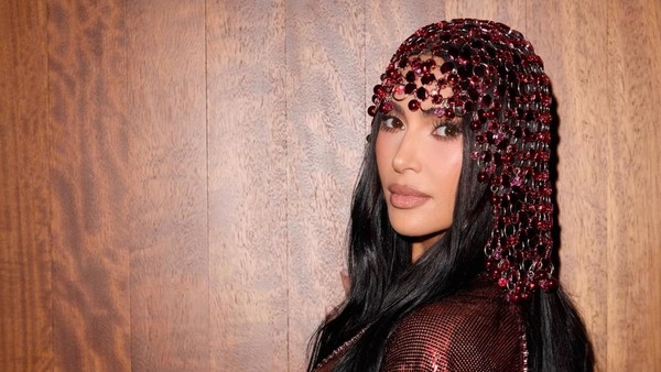 Gaya Kim Kardashian Rayakan Ultah Ke-46, Seksi Pakai Kaftan Mini