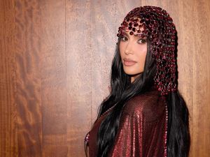 Gaya Kim Kardashian Rayakan Ultah Ke-46, Seksi Pakai Kaftan Mini