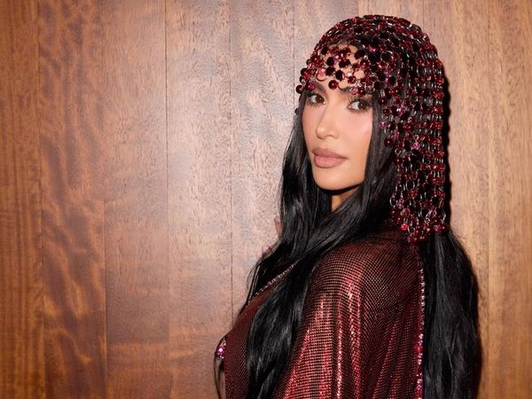 Gaya Kim Kardashian Rayakan Ultah Ke-46, Seksi Pakai Kaftan Mini