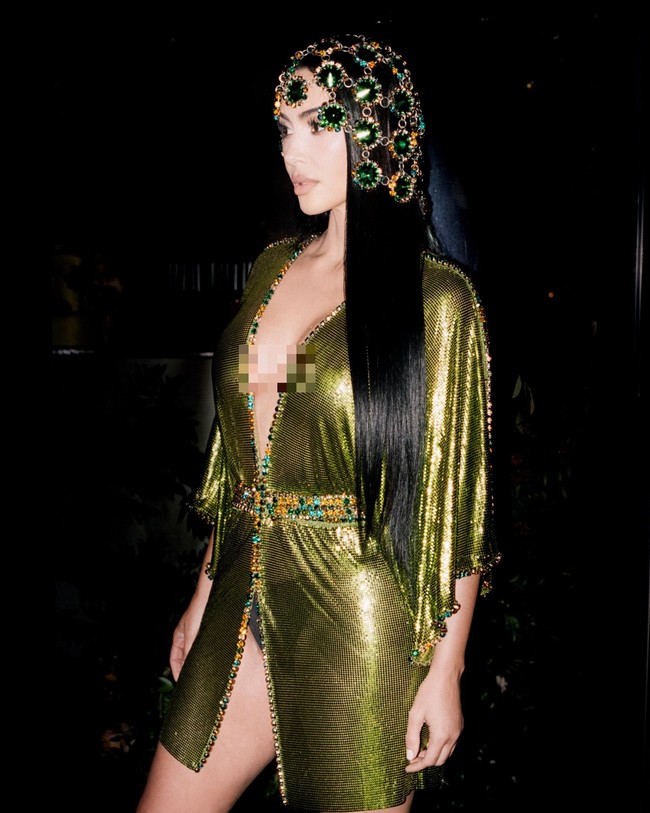 Ibu empat anak ini membawa nuansa Arabian Night dengan mengenakan gaun kaftan mini dari koleksi haute couture Paco Rabanne. Foto: Instagram/@kimkardashian