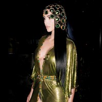 Ibu empat anak ini membawa nuansa Arabian Night dengan mengenakan gaun kaftan mini dari koleksi haute couture Paco Rabanne. Foto: Instagram/@kimkardashian